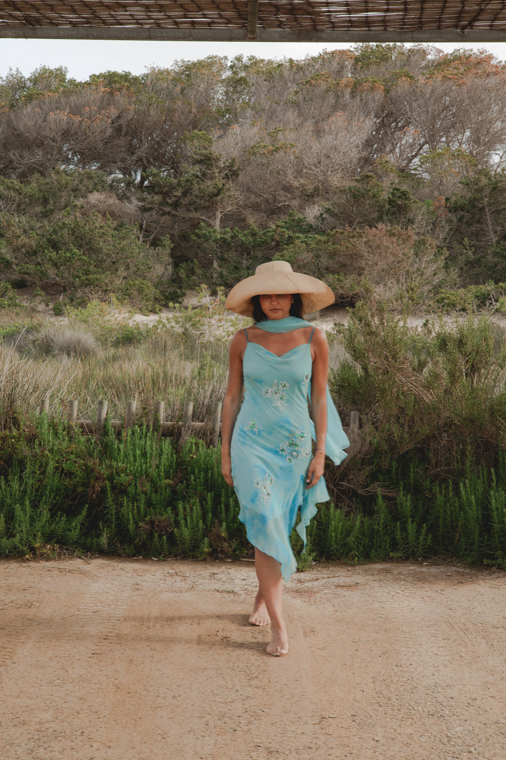 VESTIDO ILLETES