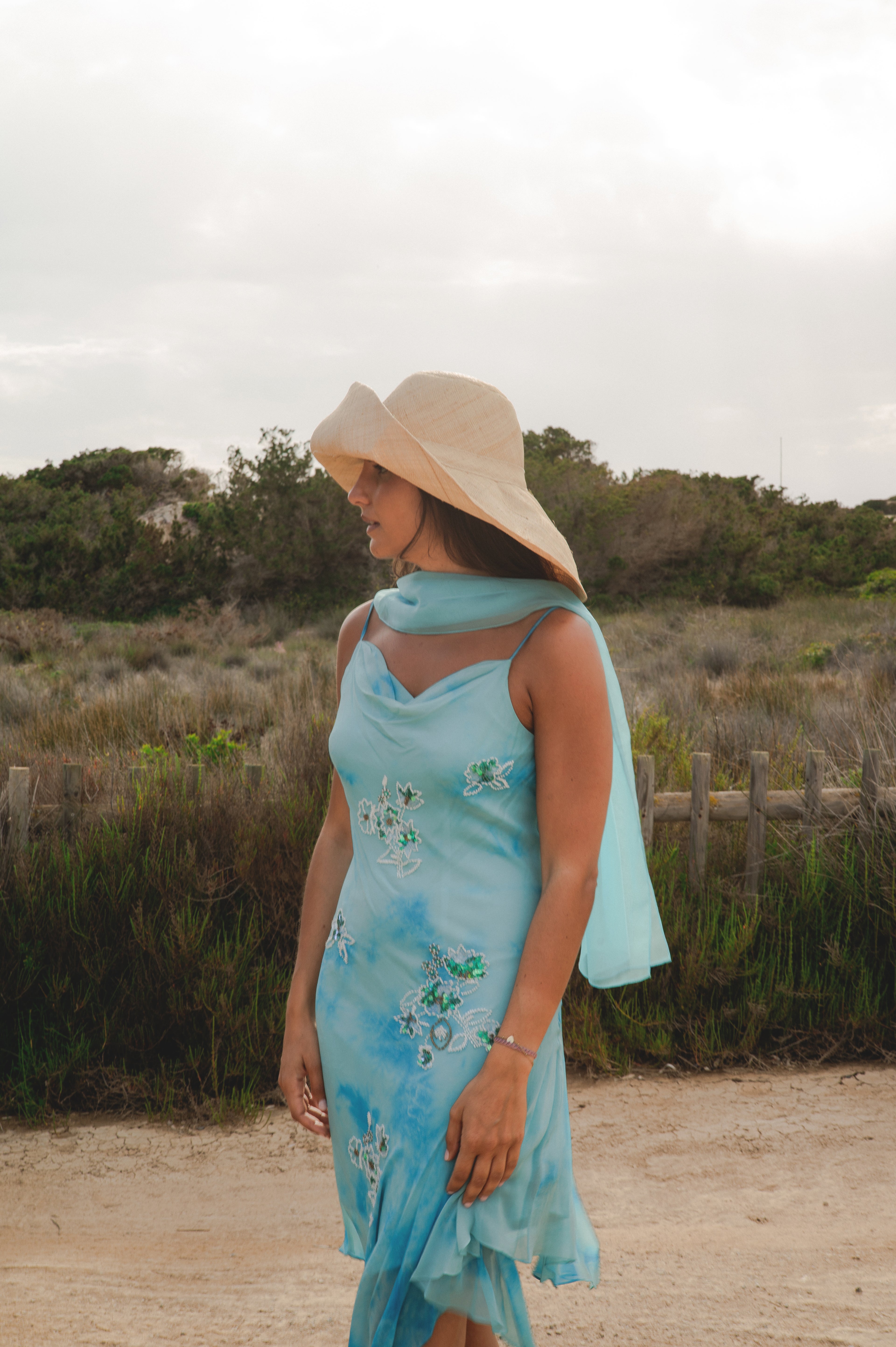 VESTIDO ILLETES